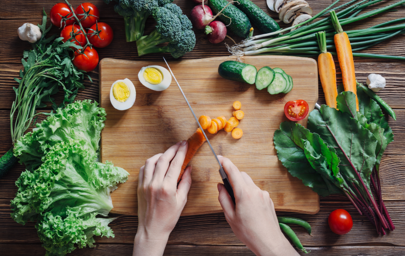 Свежие, отварные или тушеные овощи являются источником пищевых волокон.