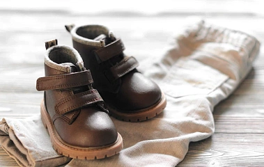 Видео: Как правильно выбрать первую обувь для малыша