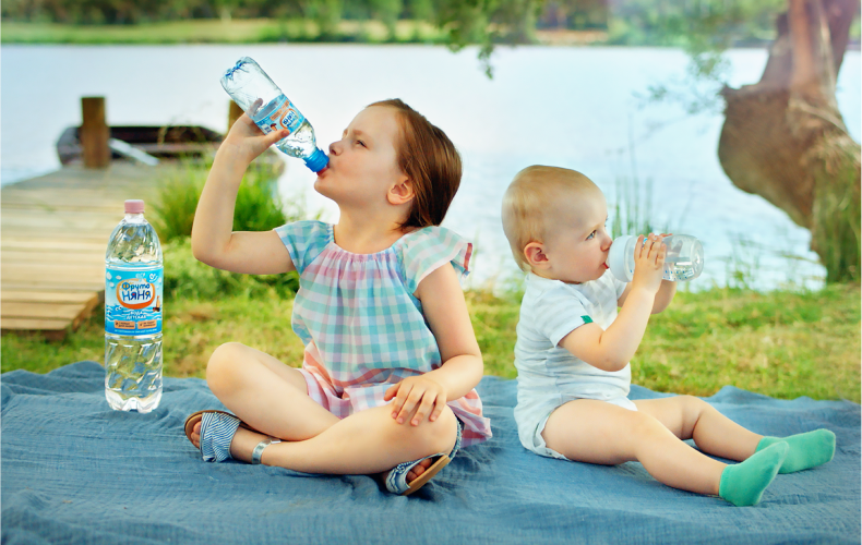 Малыш пьет воду. Дети воды. Бутилированная вода для детей. Ребенок пьет водичку.