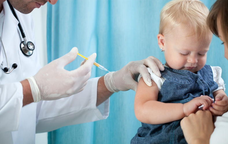 В 12 месяцев малыша ждет вакцинация против кори, краснухи, эпидемического паротита