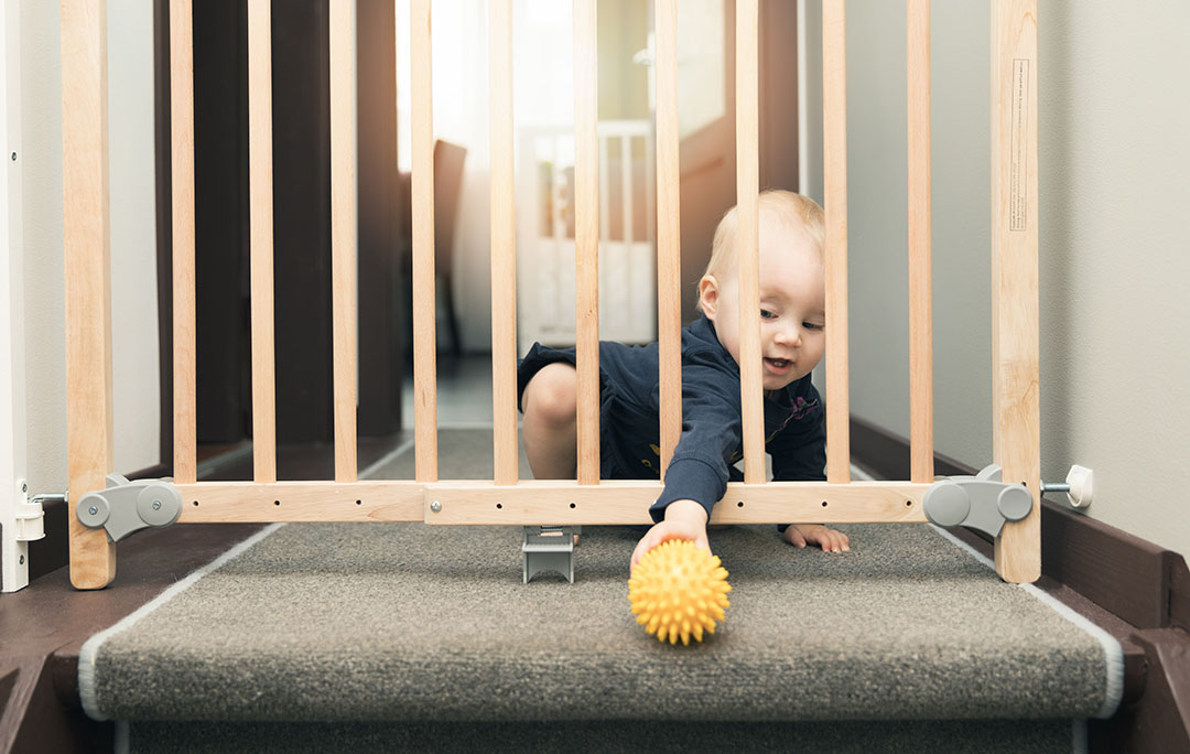 Безопасность ребенка в доме с лестницей
