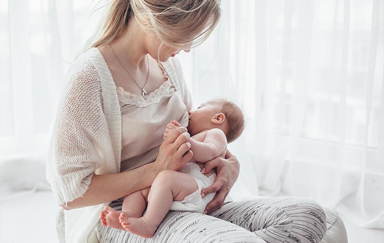  Пищеварительная система малыша в этот период способна без проблем переваривать и полностью усваивать только молоко мамы