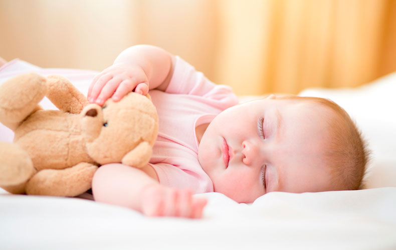 Поза для сна малыша подбирается индивидуально вместе с педиатром