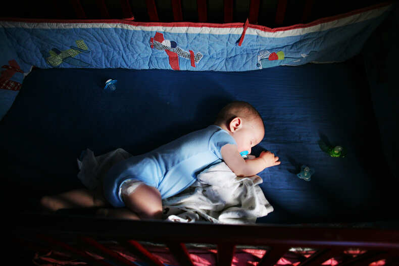 7 месяцев часто просыпается ночью. Спящий ребенок. Малыш в кроватке ночью. Ребенок уснул в стульчик.